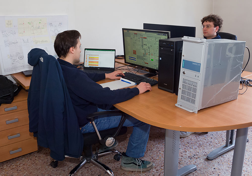 Sviluppo di sistemi di controllo per macchine e impianti industriali